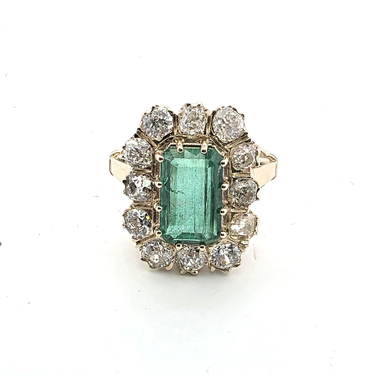 Bague Entourage en or jaune, émeraude et diamants