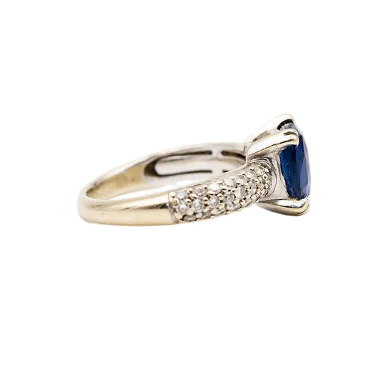 Ring in white gold, sapphire and diamonds.