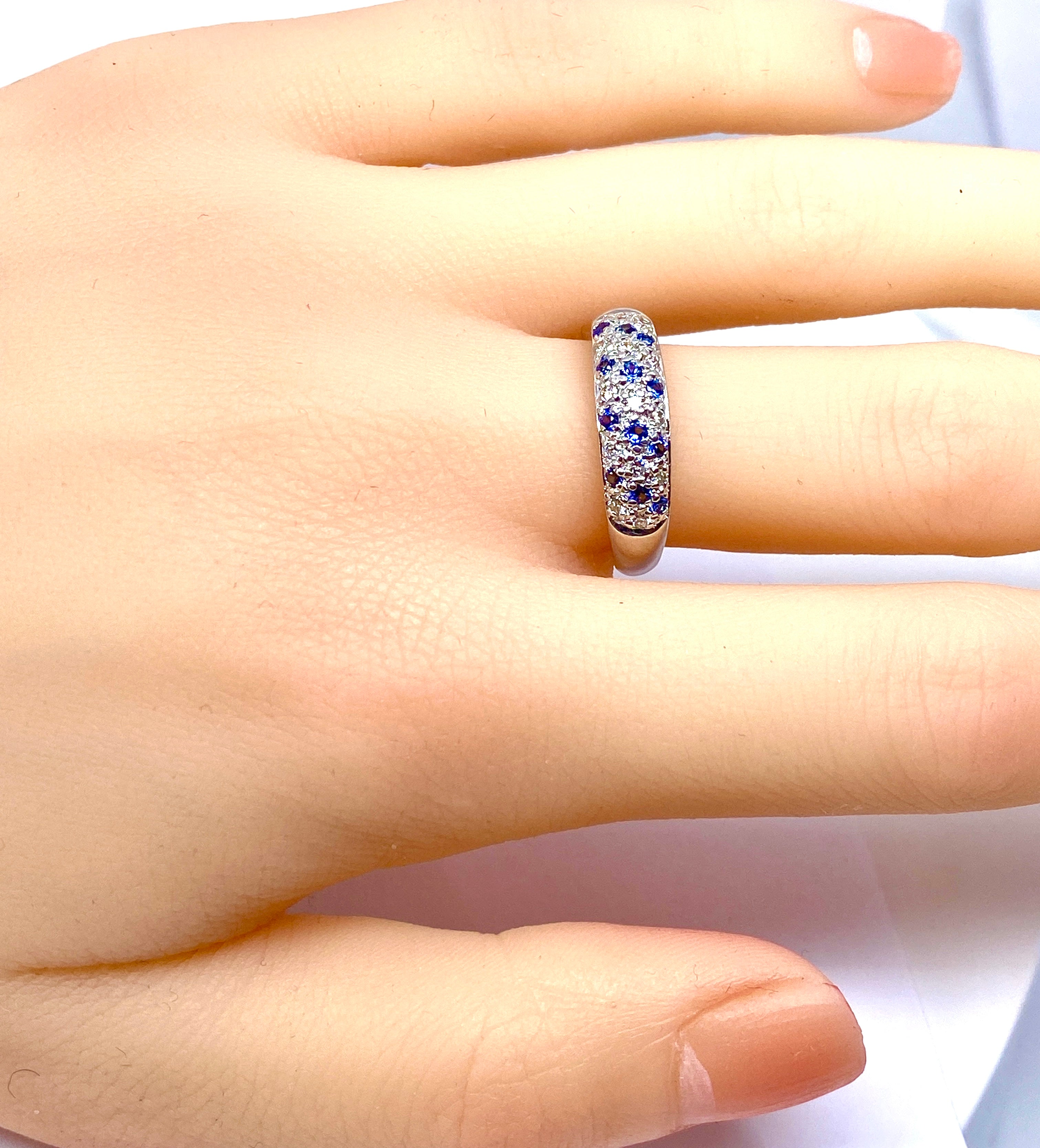 Bague Jonc en or blanc , saphirs et diamants