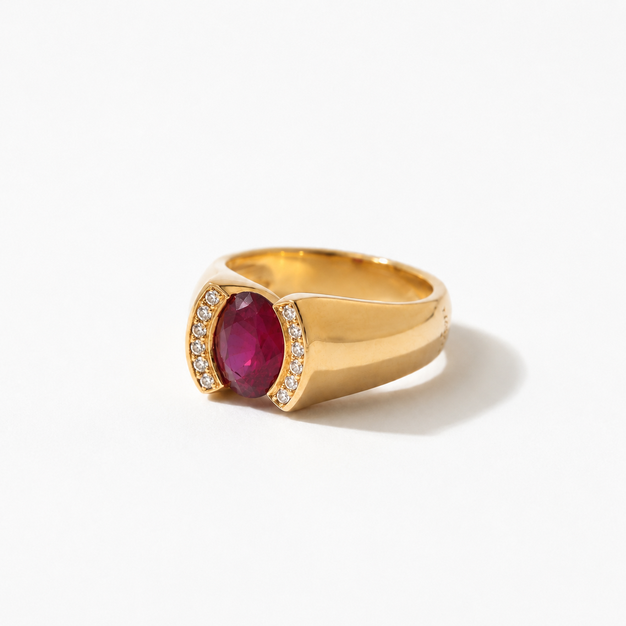 Bague Entourage en or jaune, rubis et diamants