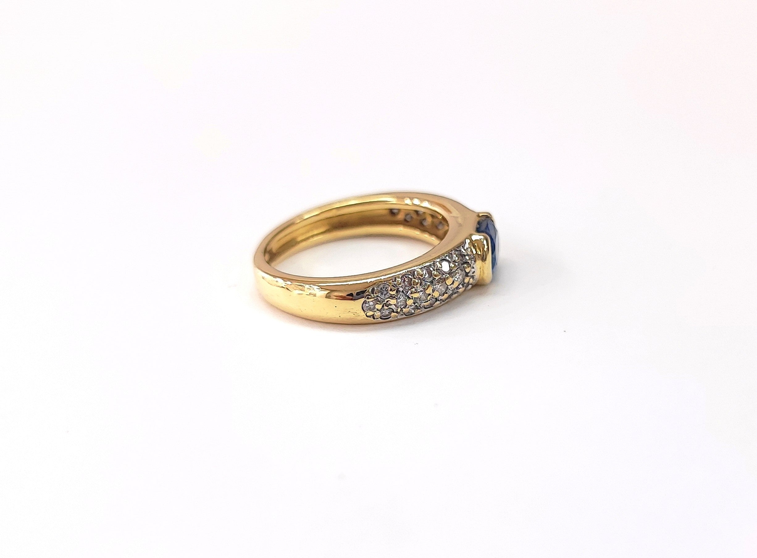 Bague Jonc en or jaune, saphir, et diamants