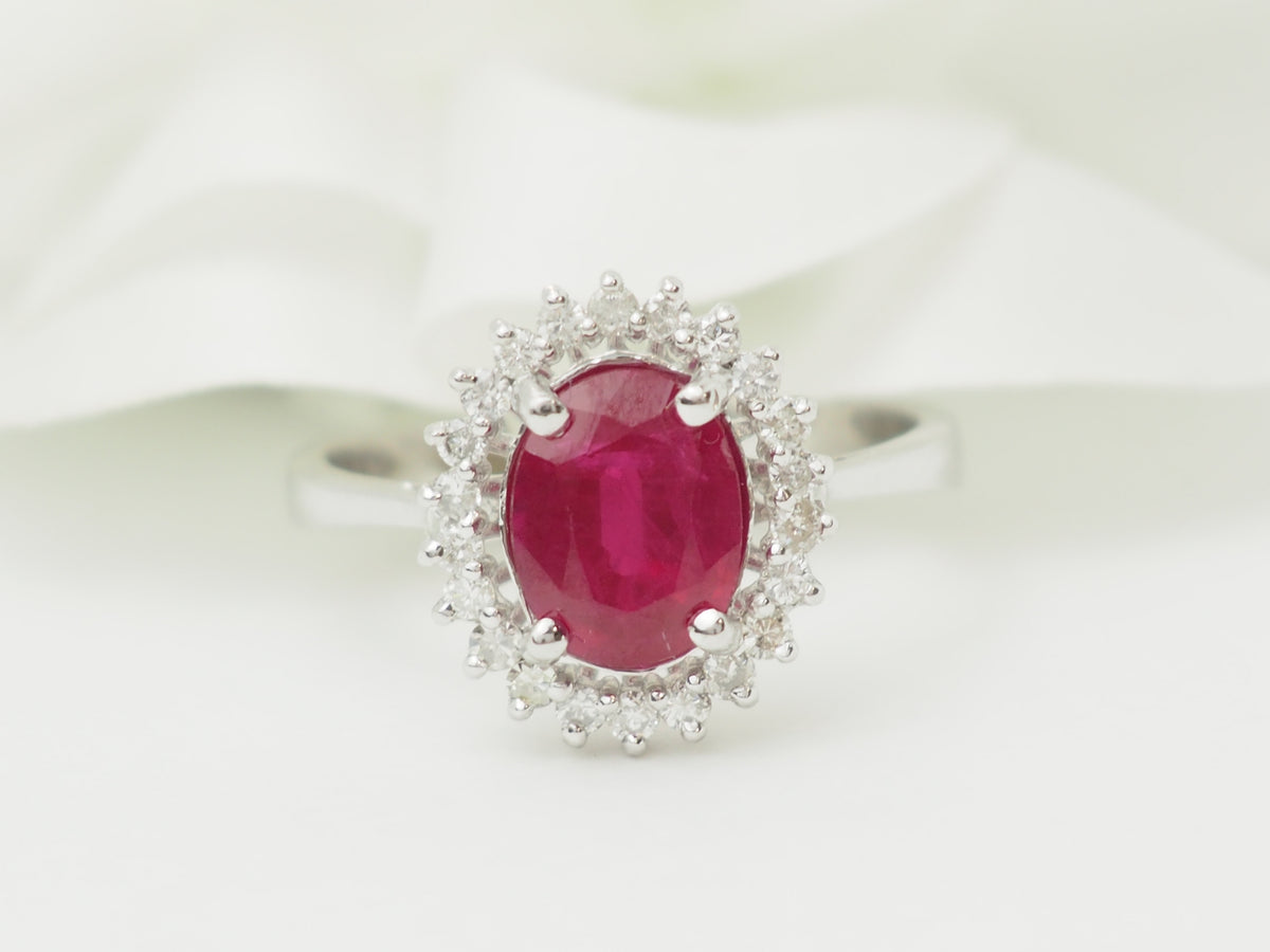 Bague Entourage en or blanc, rubis et diamants