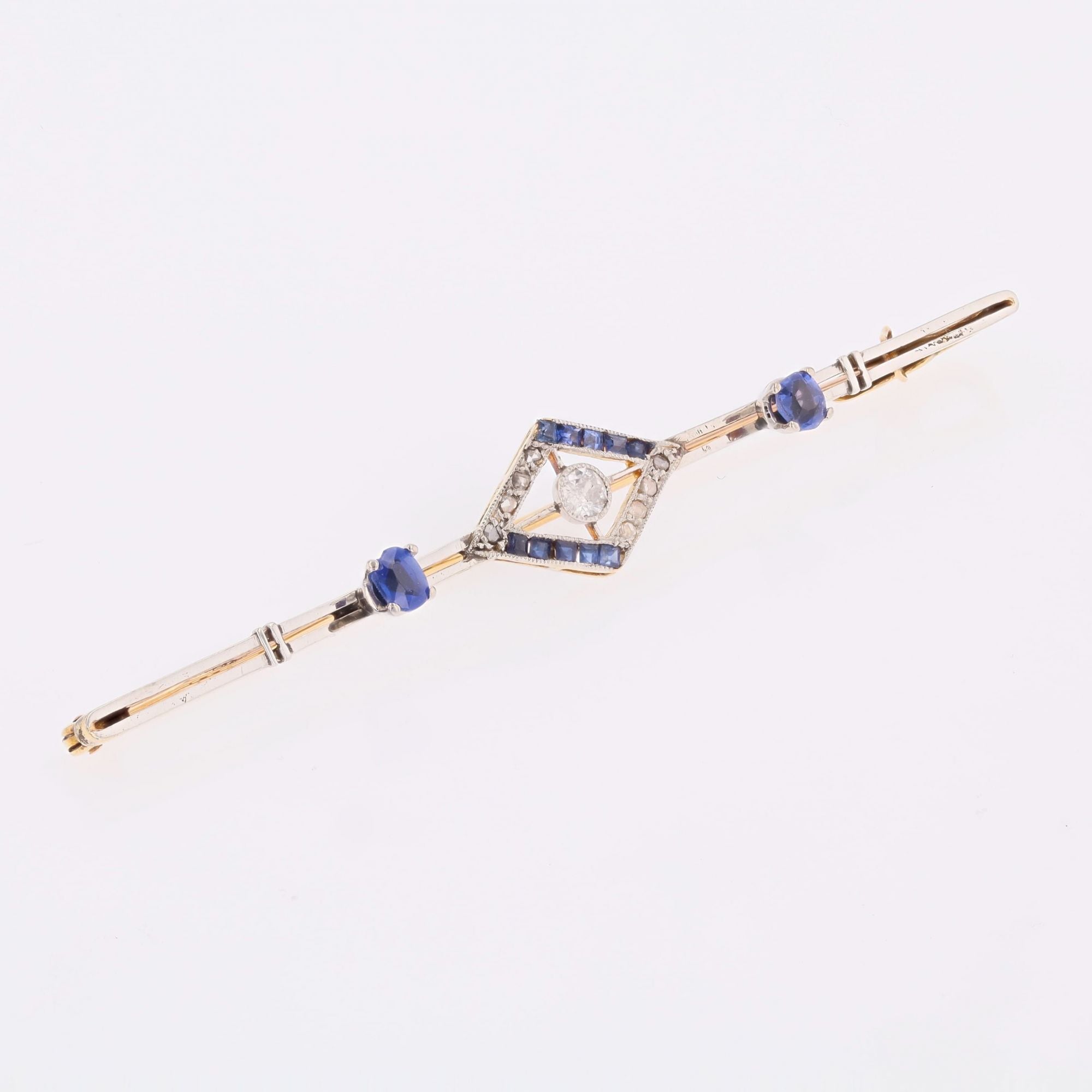 Brooch made of yellow gold, platinum, sapphires, and diamonds