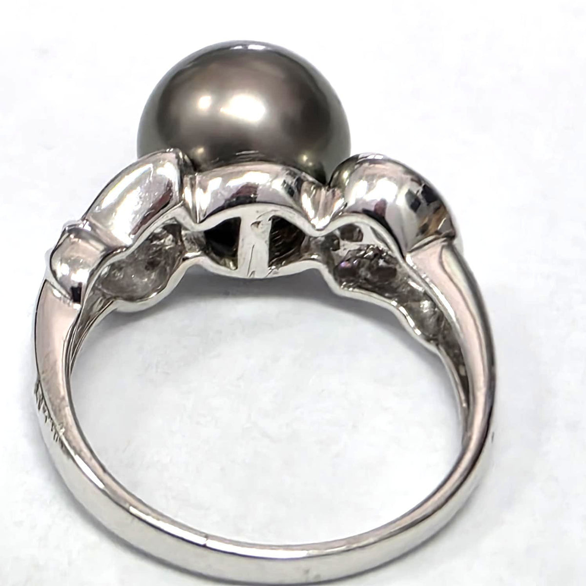 White Gold Solitaire Ring with Pearl and Diamonds
