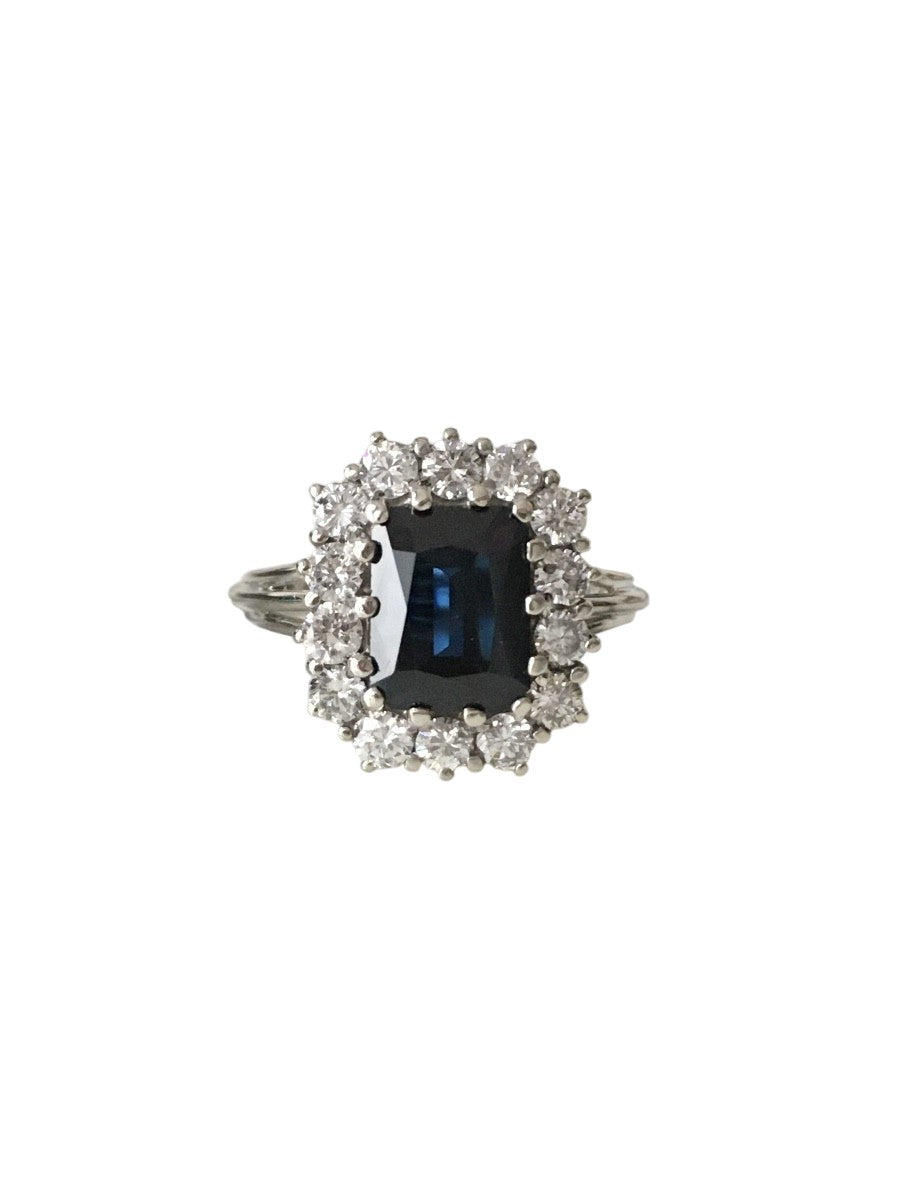 Entourage Ring in white gold, Sapphire, and Diamonds