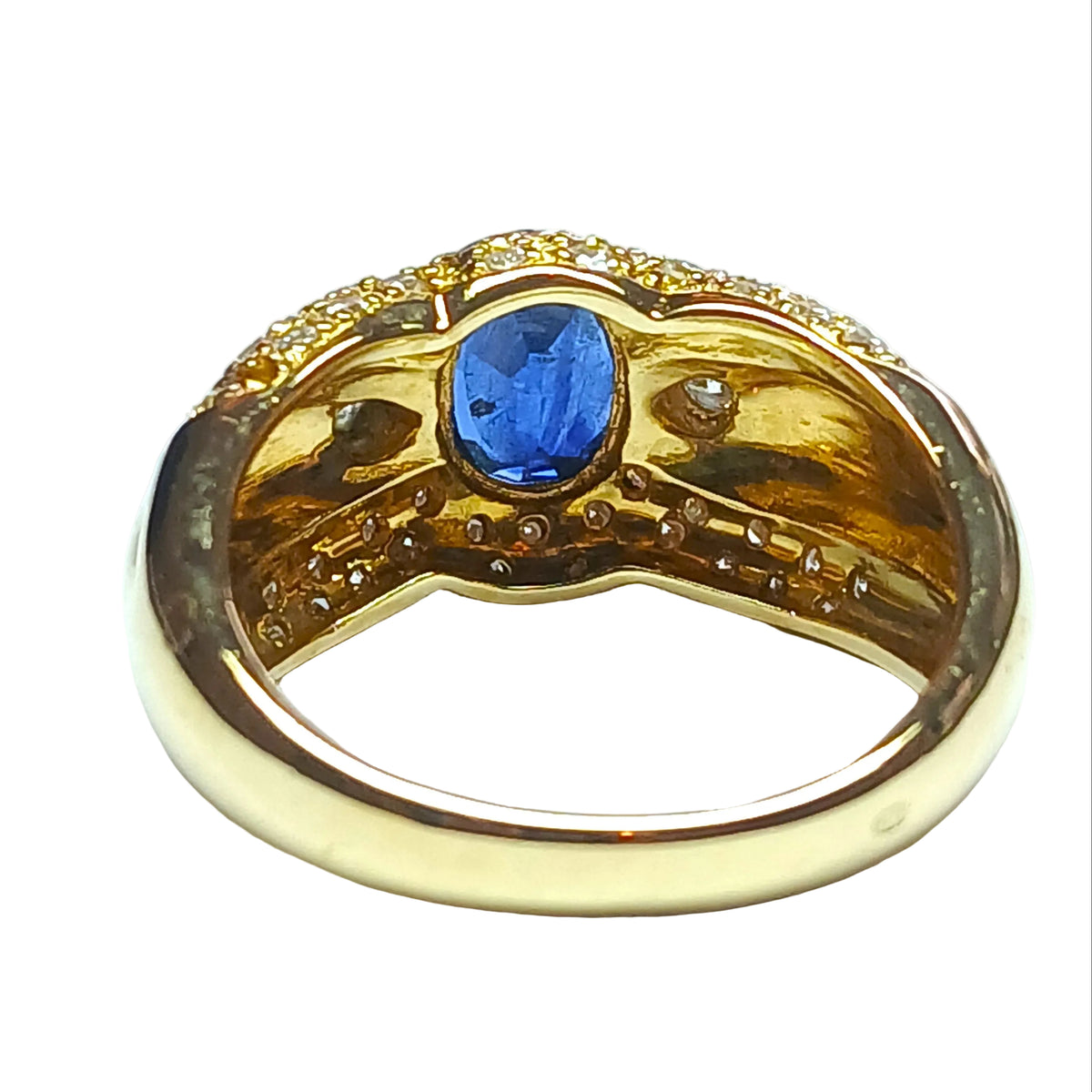 Yellow gold ring with sapphire and diamonds