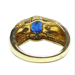 Yellow gold ring with sapphire and diamonds