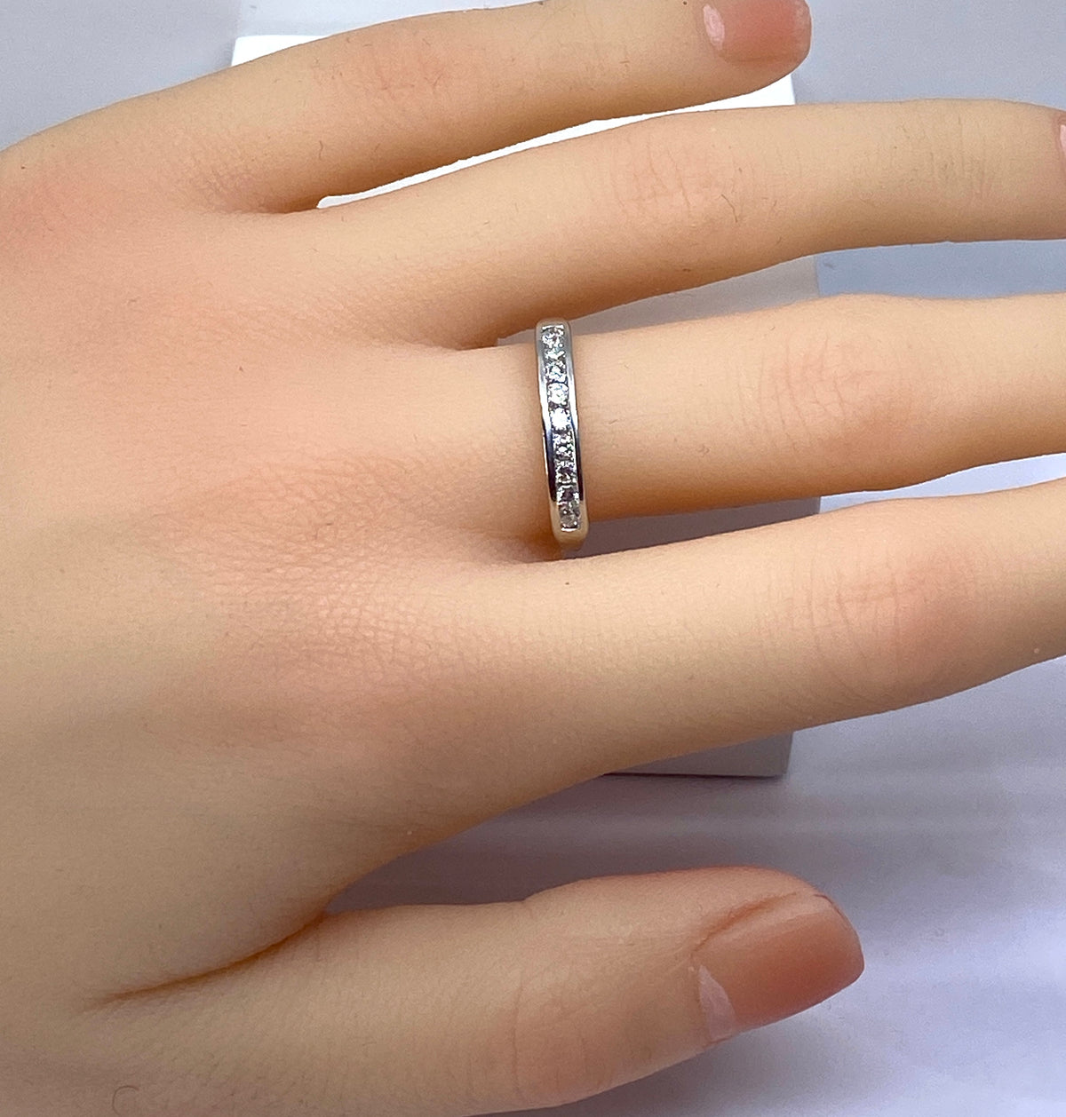 Wedding band ring in white gold with Diamonds