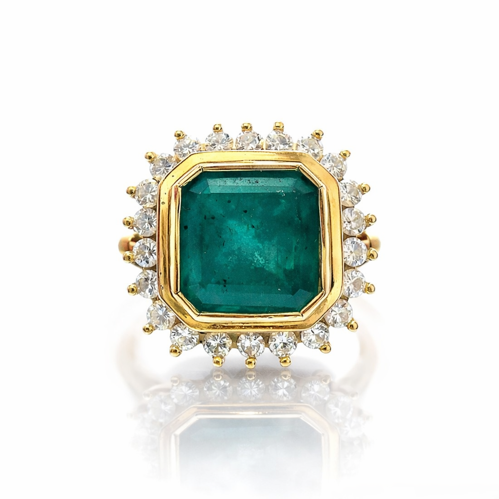 Bague Entourage en or jaune, émeraude et diamants