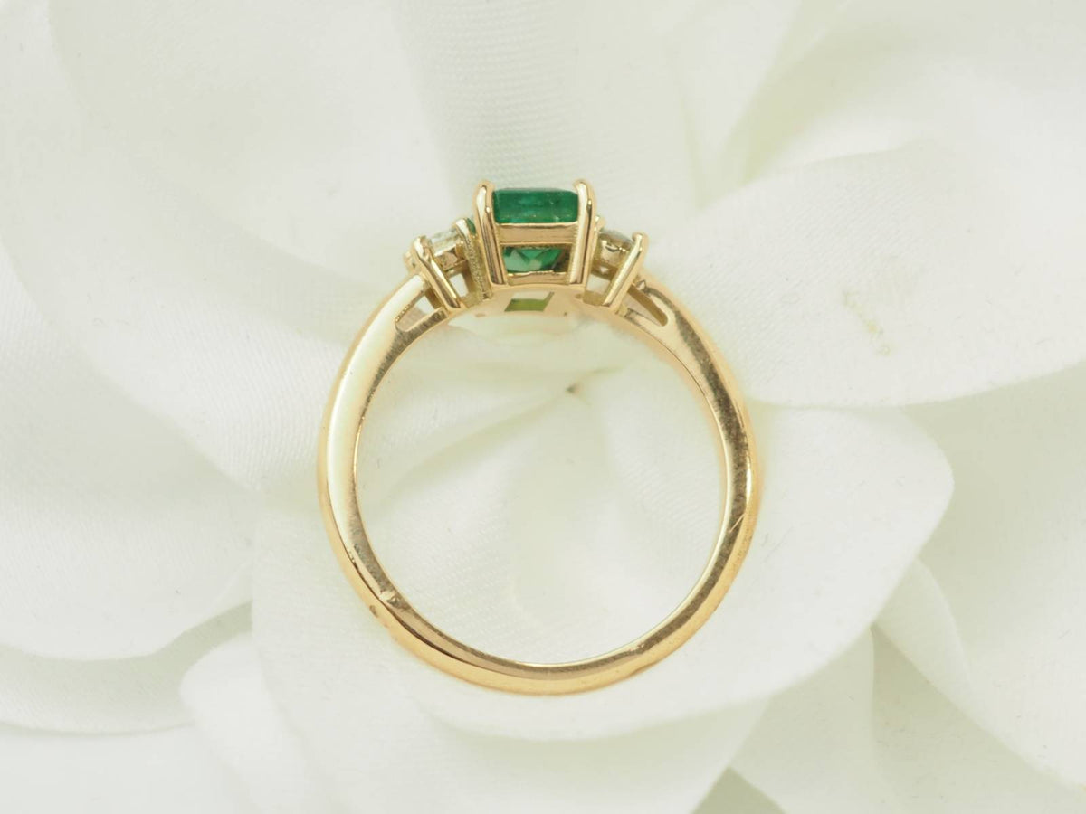 Yellow Gold Solitaire Ring with Emerald and Diamonds