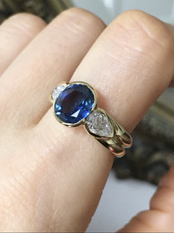Trilogy ring in yellow gold, sapphire and diamonds