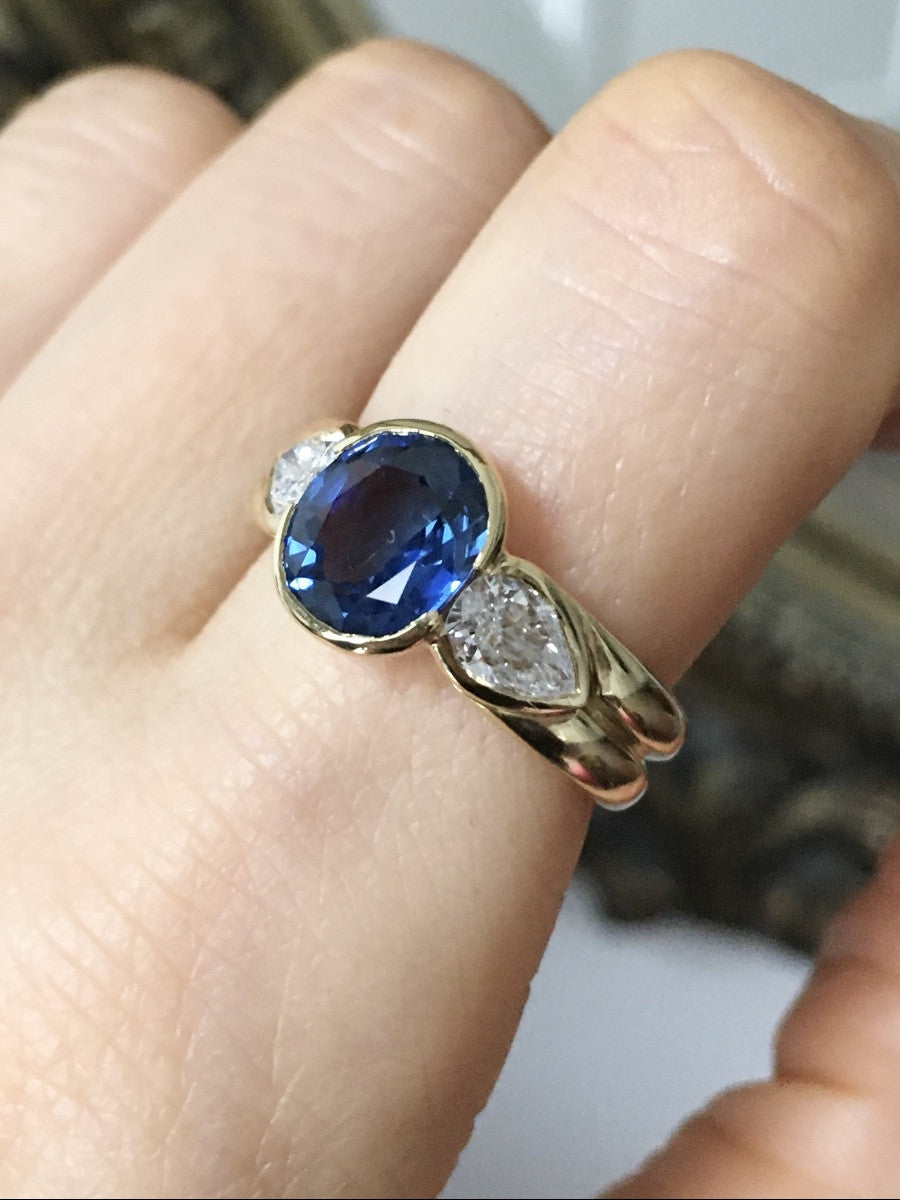 Trilogy ring in yellow gold, sapphire and diamonds