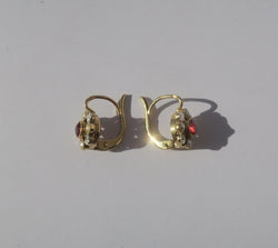 Boucles d’oreilles Dormeuses en or jaune, or banc, rubis, et perles