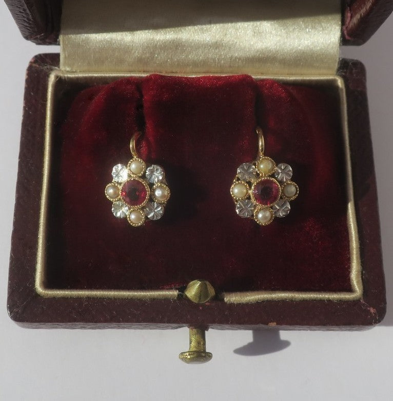 Lever-back earrings in yellow gold, white gold, rubies, and pearls