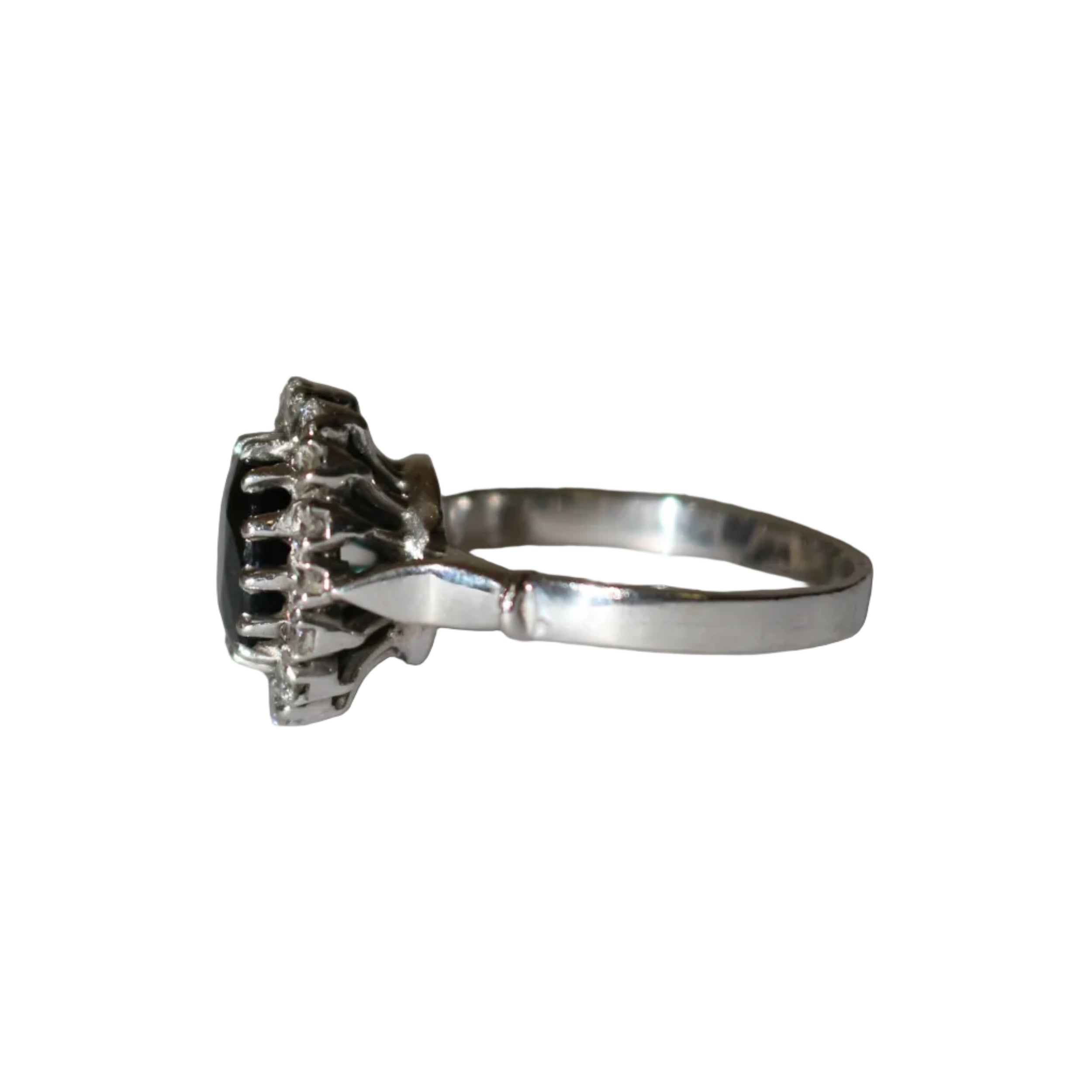 Bague Marguerite en or blanc, saphir, et diamants