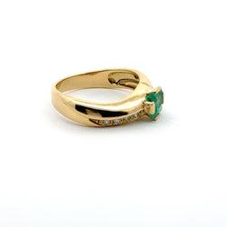 Solitaire ring in yellow gold, emerald and diamonds