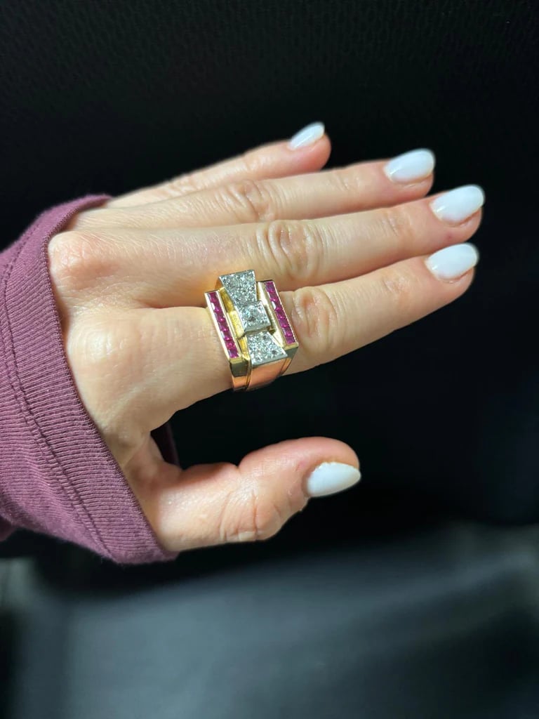 Bague Tank en or jaune, rubis et diamants