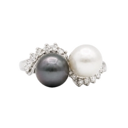 "Toi & Moi" Ring in White Gold, Pearls, and Diamonds