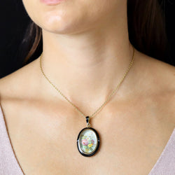 Pendentif en or jaune, émail et agate