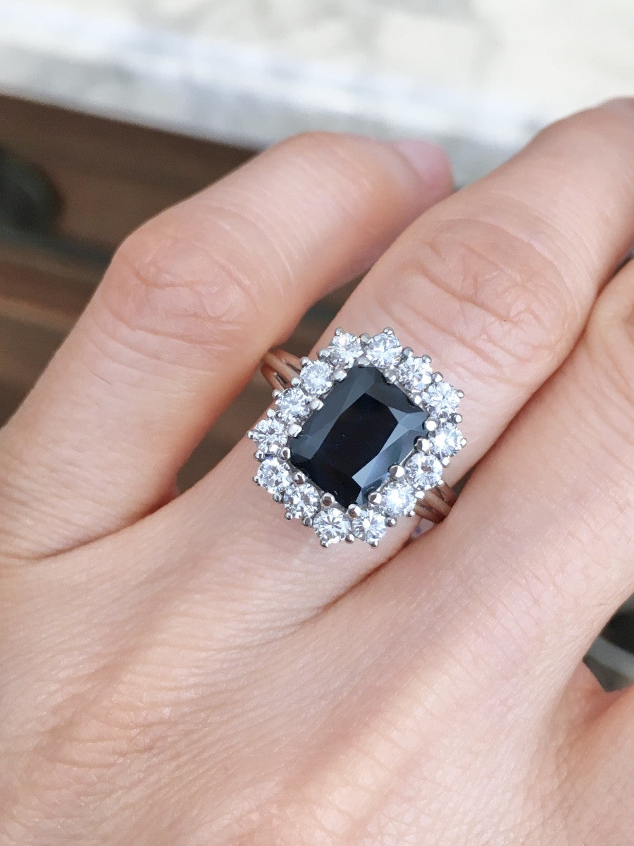 Entourage Ring in white gold, Sapphire, and Diamonds