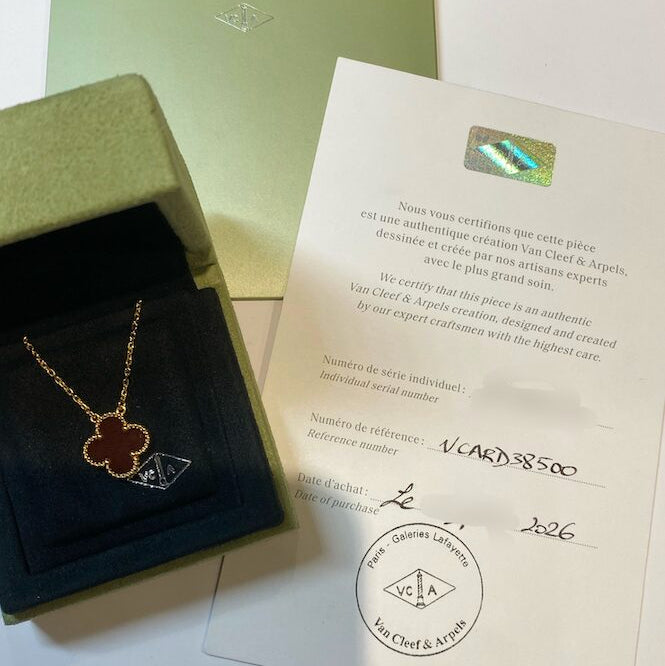 VAN CLEEF & ARPELS "Vintage Alhambra" Pendant Necklace in yellow gold and carnelian