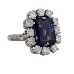 Entourage Ring in white gold, sapphire, and diamonds