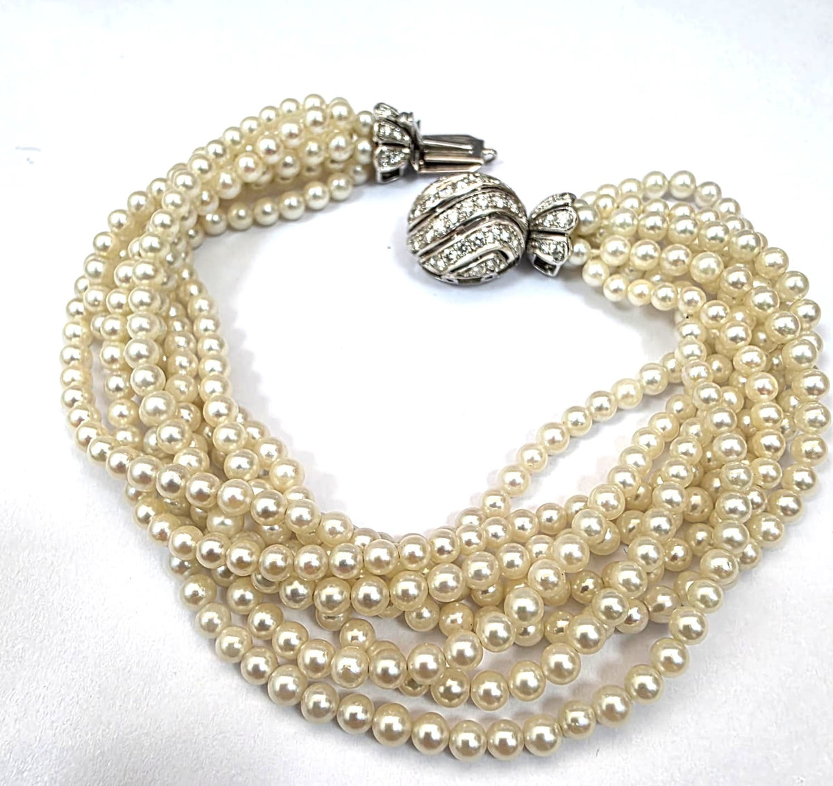 White gold bracelet with pearls and diamonds