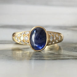 18-carat yellow gold ring with sapphire and diamonds
