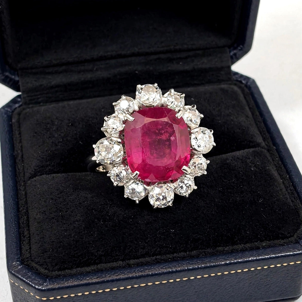 Bague Marguerite en or blanc, rubis et diamants