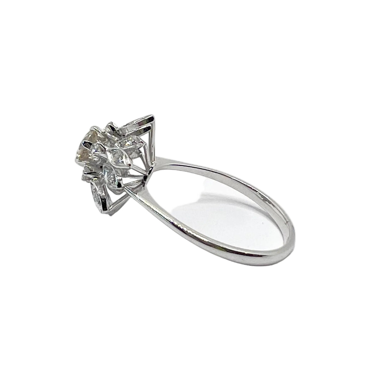 Marguerite Ring in White Gold and Diamonds