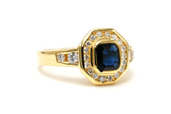 Entourage Ring in yellow gold, sapphire, and diamonds
