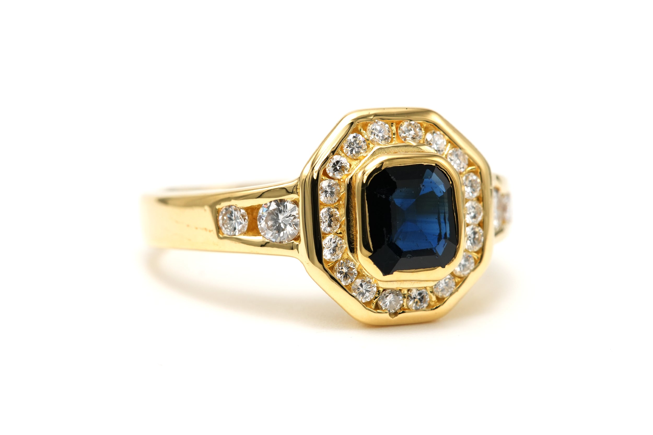 Entourage Ring in yellow gold, sapphire, and diamonds
