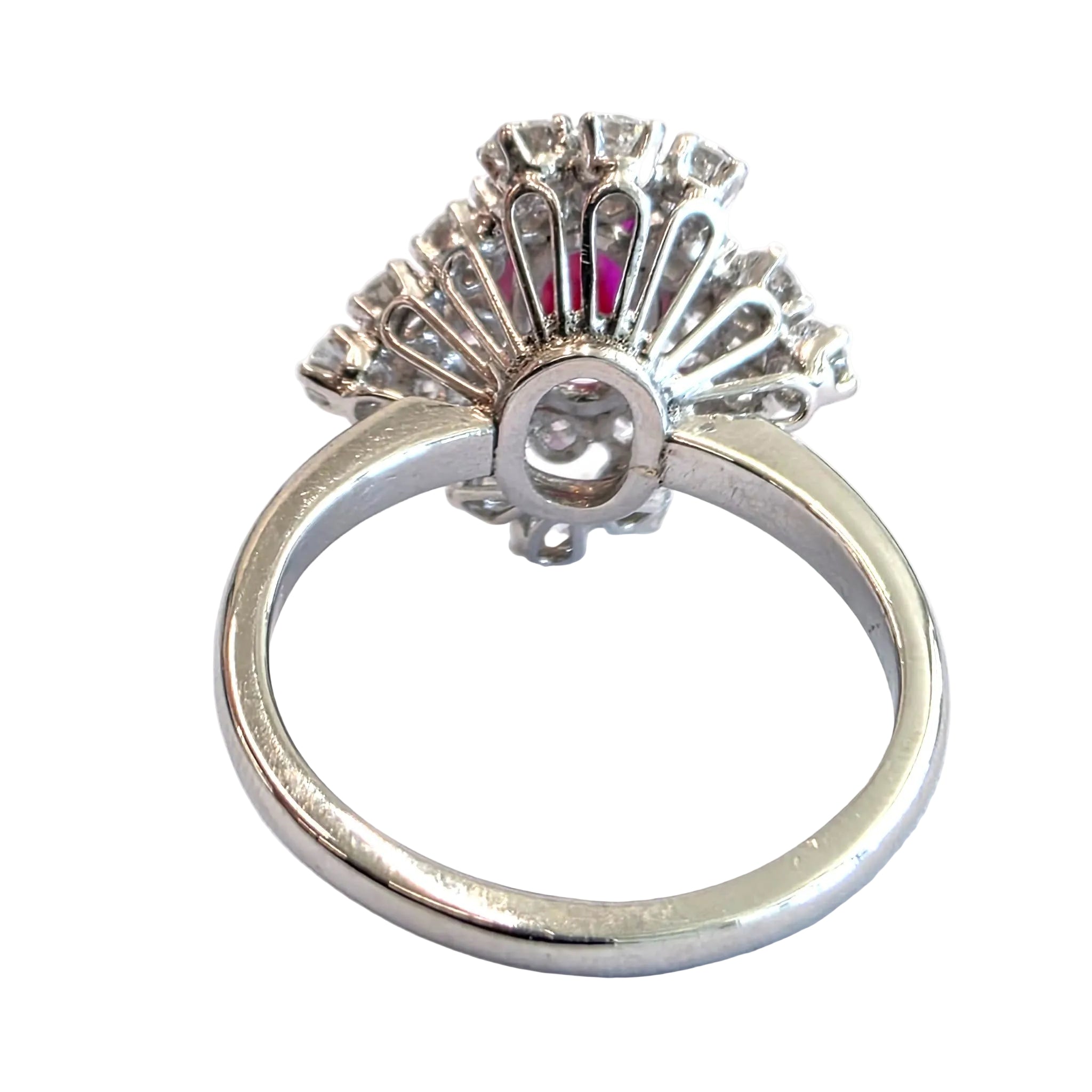 18K white gold ring with a central ruby and diamonds