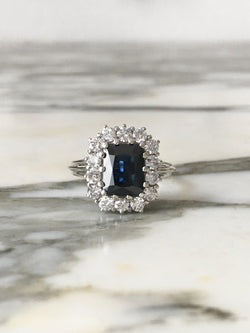 Entourage Ring in white gold, Sapphire, and Diamonds