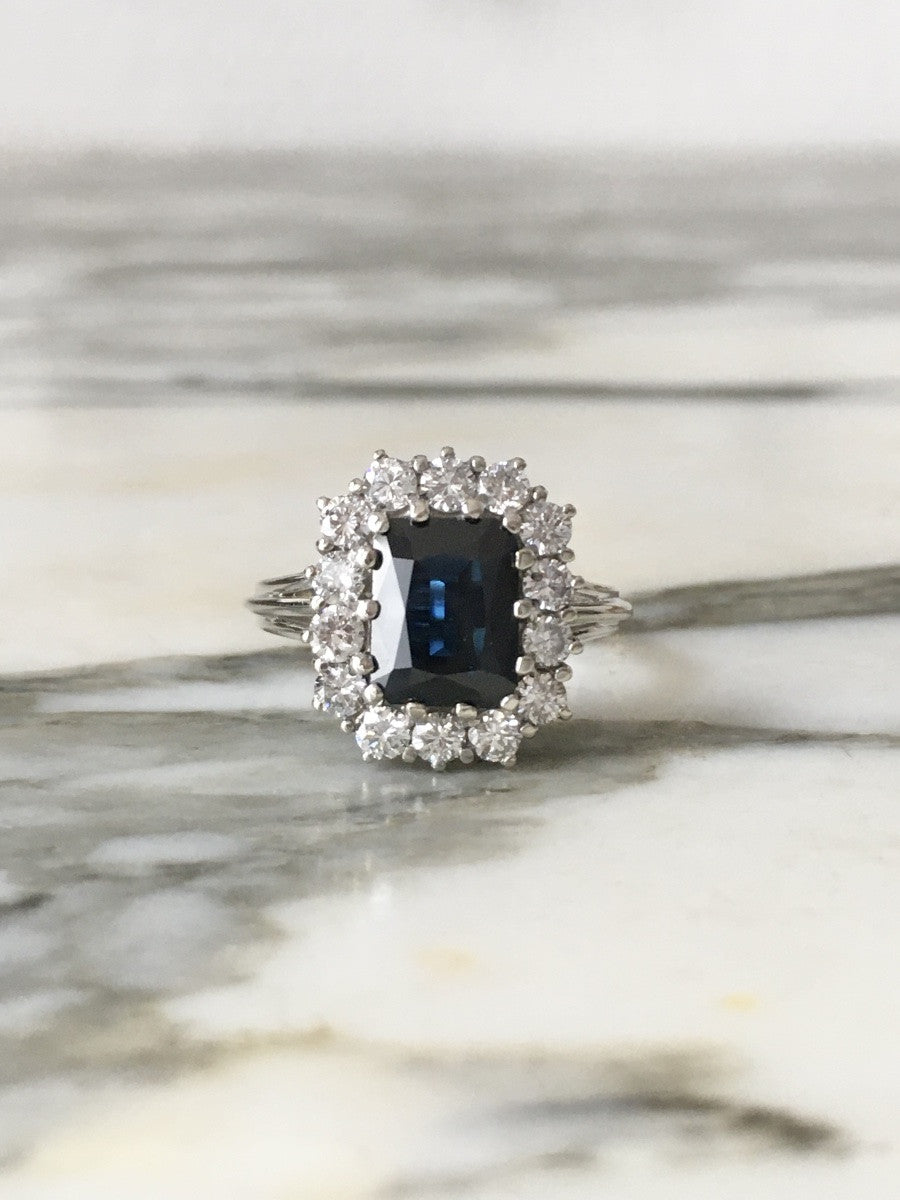 Entourage Ring in white gold, Sapphire, and Diamonds