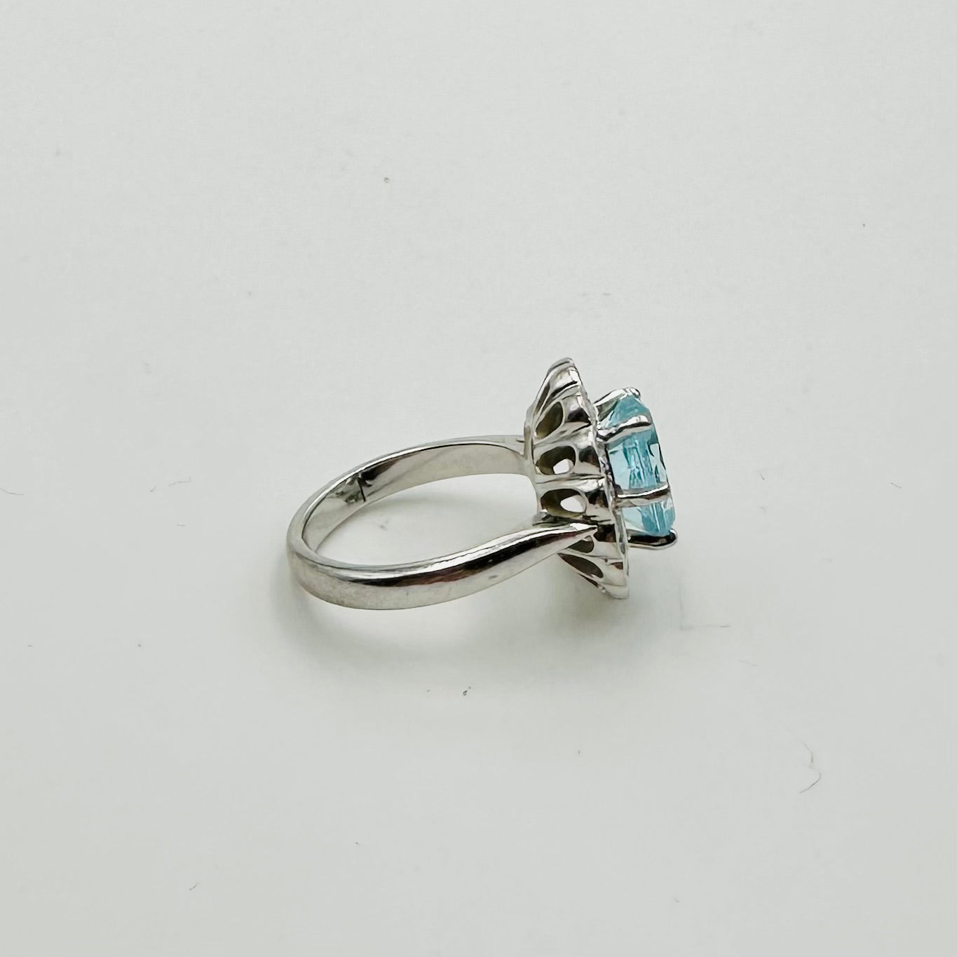 Marguerite Ring in White gold, Aquamarine and Diamonds