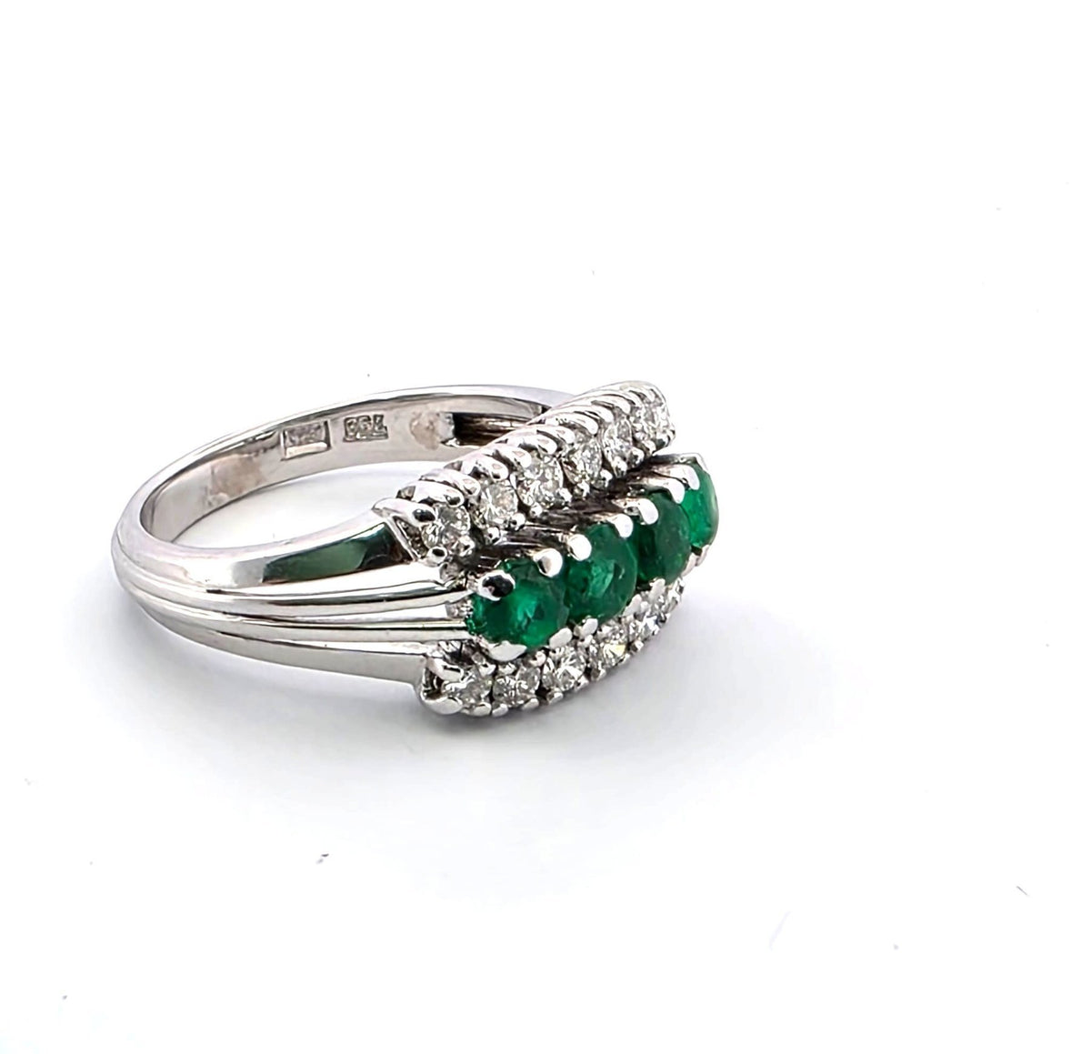 Bague en or blanc, émeraudes et diamants