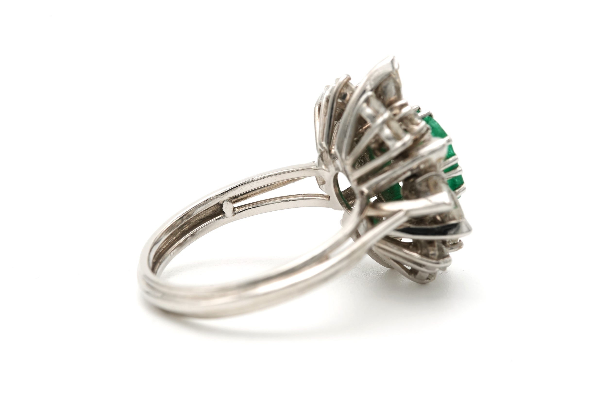 Bague Marguerite en or blanc, émeraude et diamants
