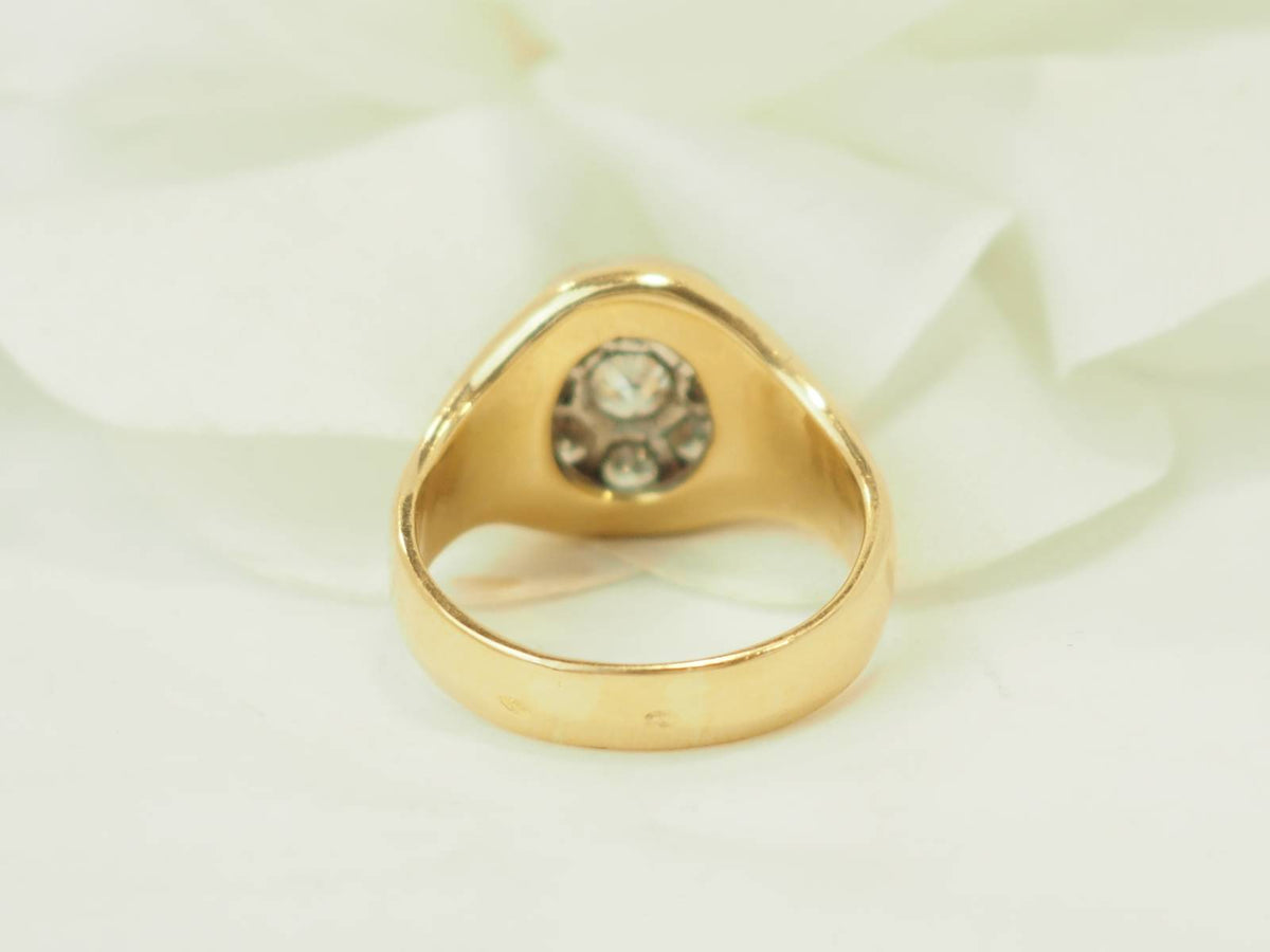 Signet ring in yellow gold and diamonds