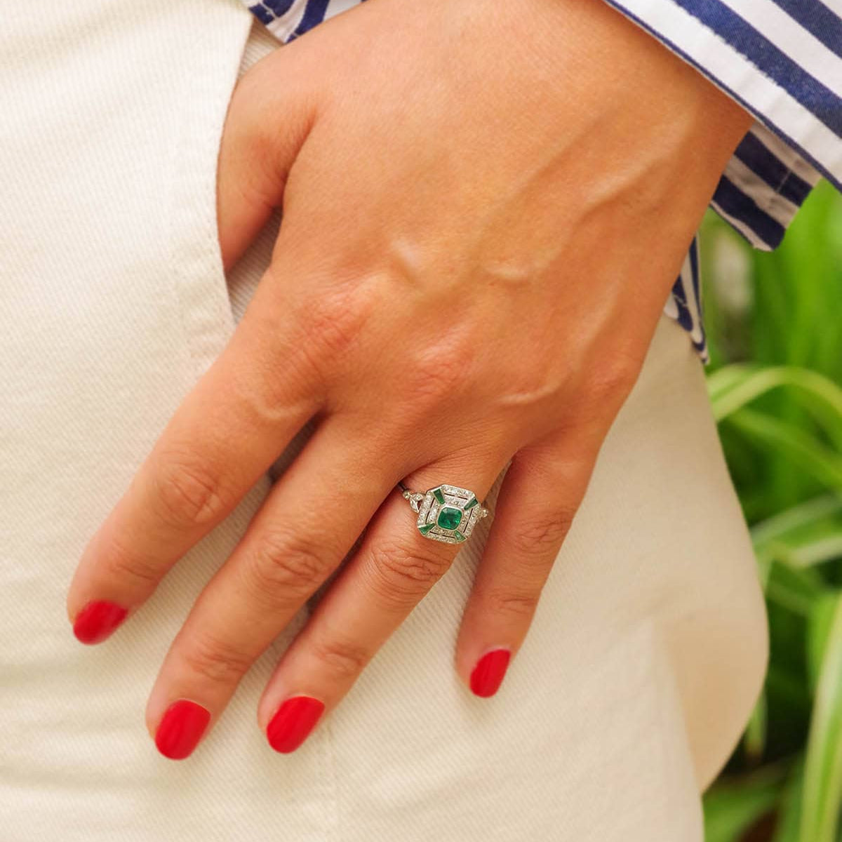 Entourage Ring in platinum, Emerald, and Diamonds