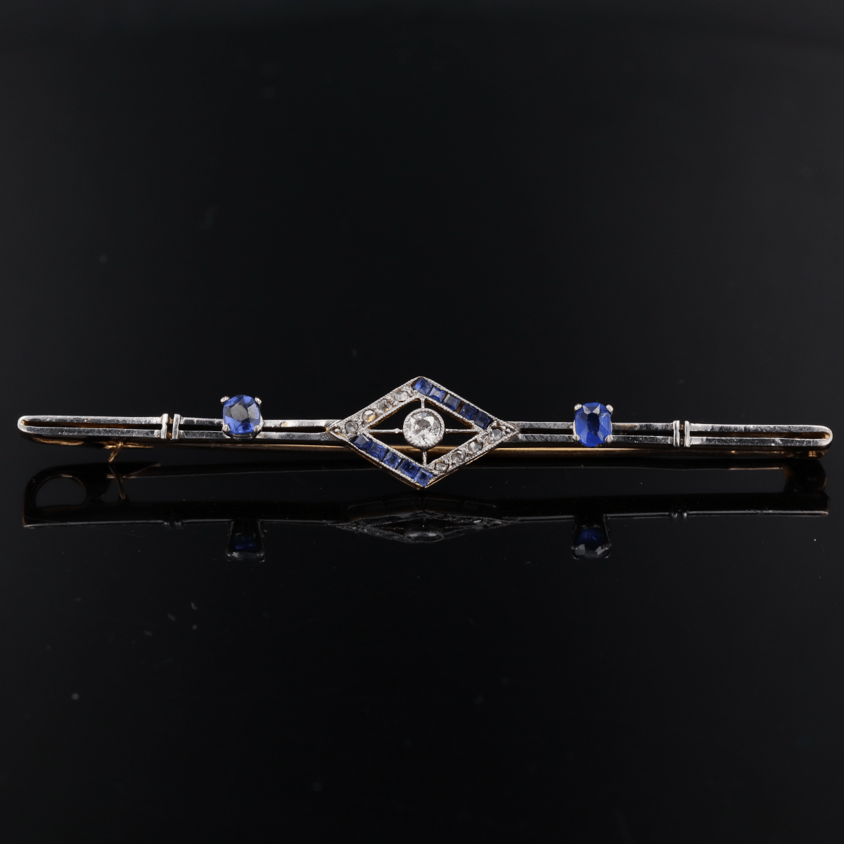 Broche Barrette en or jaune, platine, saphirs et diamants