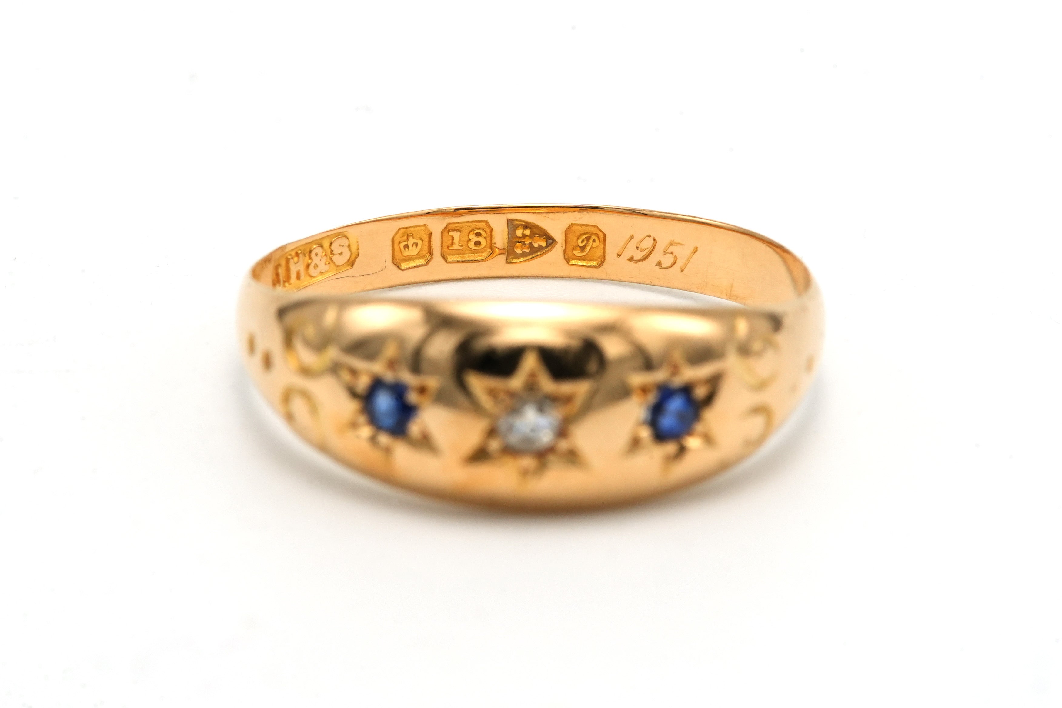 Yellow gold ring with sapphires and diamonds