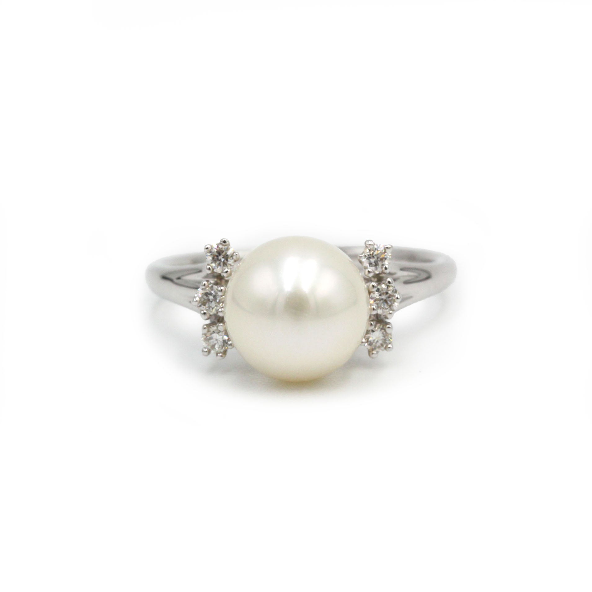 White gold ring with diamonds and a pearl