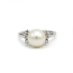 White gold ring with diamonds and a pearl