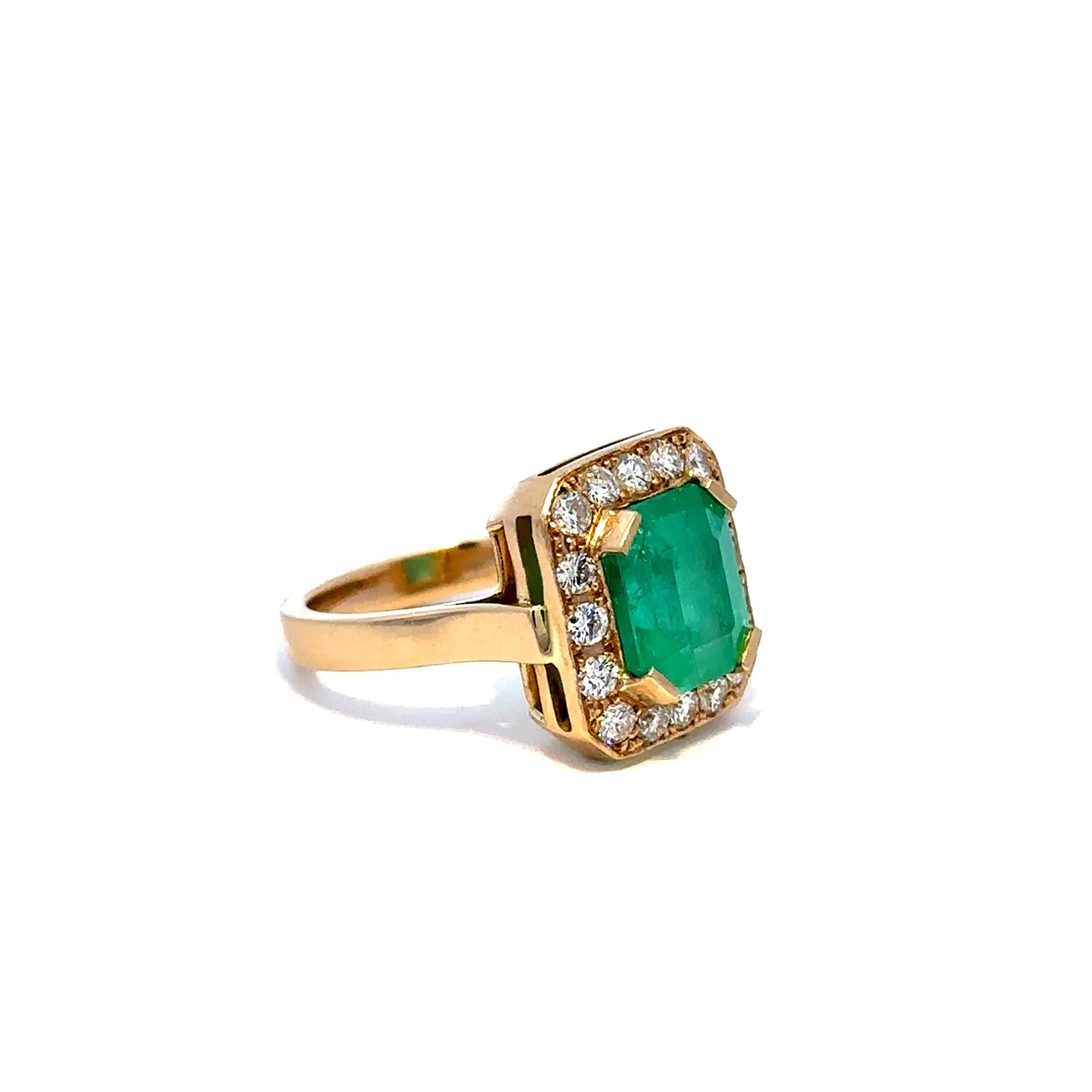 "Entourage" Ring in Yellow Gold, Emerald, and Diamonds