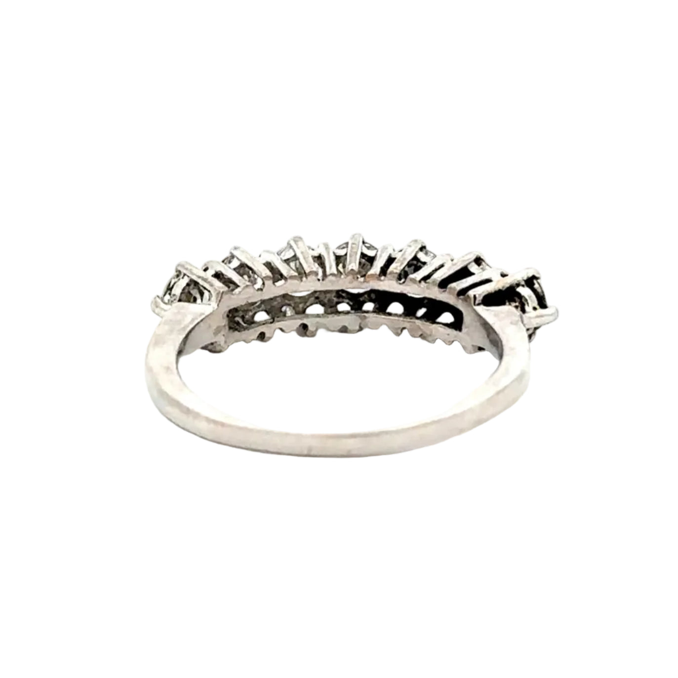 Wedding band ring in white gold and diamonds