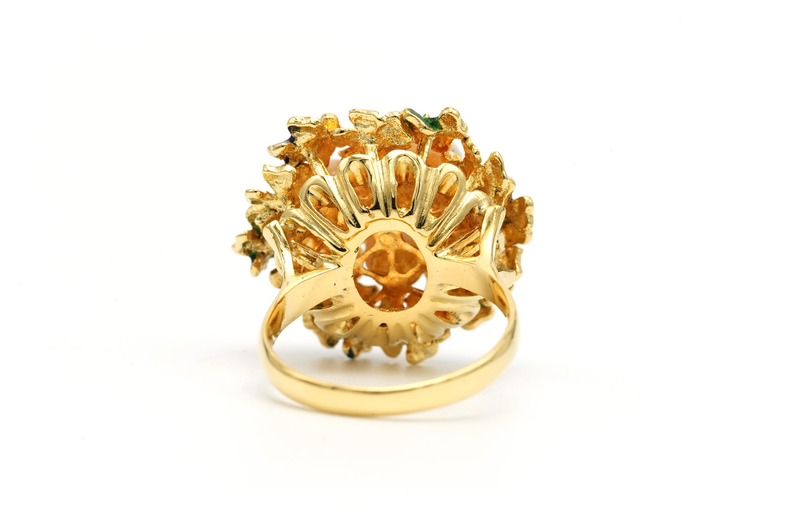 Bague Cocktail en or jaune, émail et corail