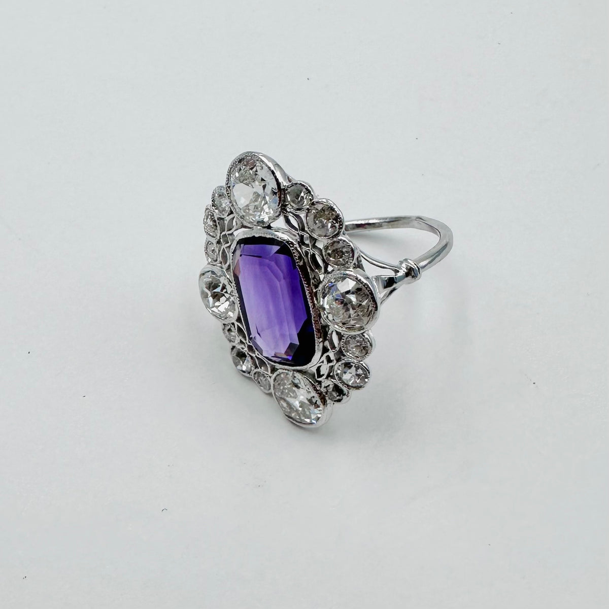 Bague Pompadour en platine, améthyste et diamants