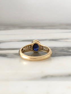 18-carat yellow gold ring with sapphire and diamonds