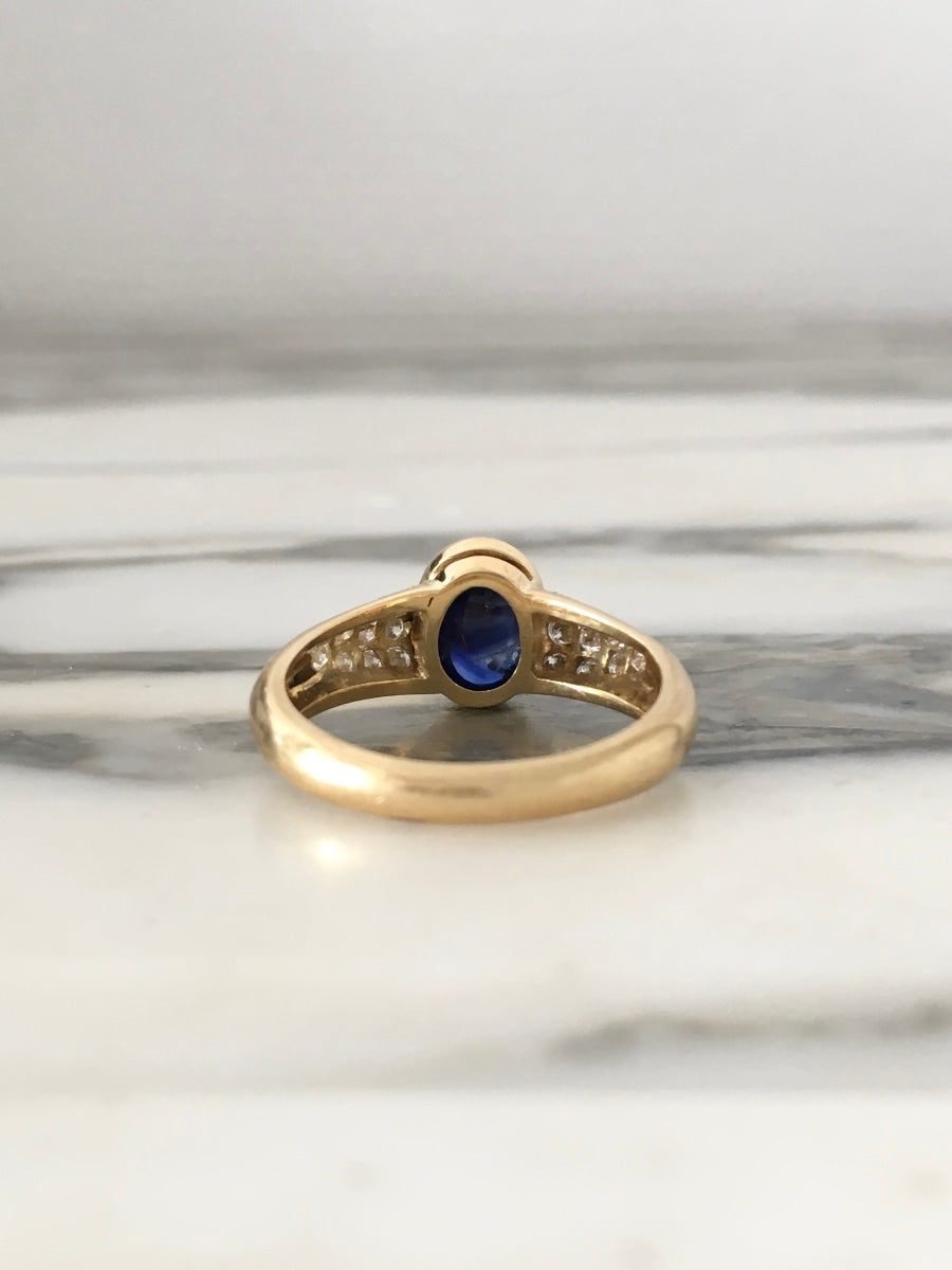 18-carat yellow gold ring with sapphire and diamonds